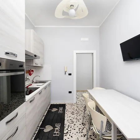 Rosa's House - Spacious In The Center With Balcony Apartament