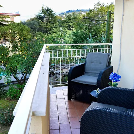 Rosa's House - Spacious In The Center With Balcony سورينتو