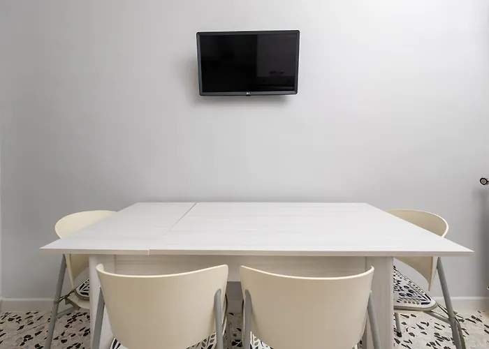 Rosa's House - Close To The Center With Balcony Apartment *