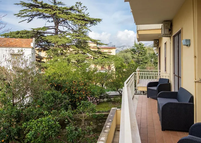 Rosa's House - Spacious In The Center With Balcony Σορέντο